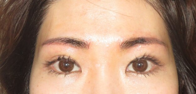 プロの技術で叶えるナチュラルな仕上がり – 初めての消えない眉体験